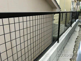 YKKAPのフェンス・柵 シンプレオフェンスM2型 縦井桁メッシュ 自由柱タイプ 施工例