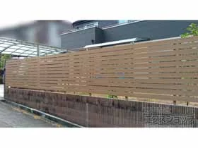 YKKAPのフェンス ルシアスフェンスH02型 横板格子 木調カラー 自由柱施工 施工例