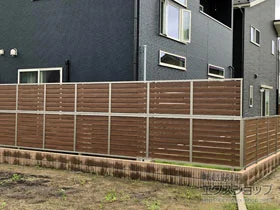 LIXIL(リクシル)のフェンス・柵 フェンスAB YS3型 横スリット3 木調カラー フリーポールタイプ 施工例