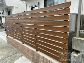 YKKAPのフェンス ルシアスフェンスH07型 横板 木調カラー 自由柱 施工例