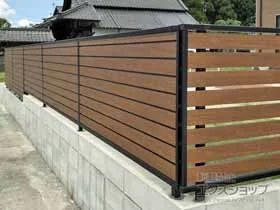 YKKAPのフェンス・柵 ルシアスフェンスF02型 横目隠し 木調カラー 自由柱施工 施工例