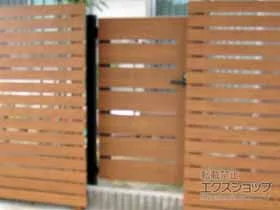 YKKAPの門扉 ルシアス門扉BW02型 横スリット(木調框) 片開き 複合カラー 門柱使用 施工例