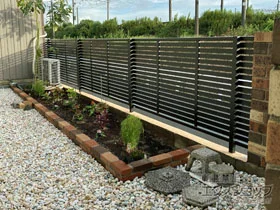 YKKAPのフェンス・柵 シンプレオフェンス3型　横太格子 自由柱施工 施工例