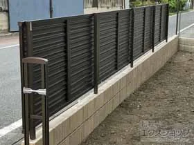 YKKAPのフェンス・柵 シンプレオフェンス13型 ルーバー　自由柱施工 施工例