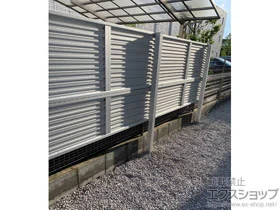 YKKAPのフェンス・柵 シンプレオフェンス5型 横目隠し 2段支柱 自立建て用 施工例