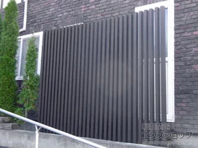 LIXIL リクシル(TOEX)のフェンス・柵 デザイナーズパーツ スリットスクリーン45×62 施工例