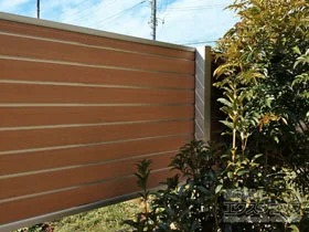 YKKAPのフェンス・柵 ルシアスフェンスF02型 横目隠し 木調カラー 上段のみ設置 自立建て用 施工例