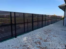 LIXIL(リクシル)のフェンス・柵 フェンスAB YS2型 横スリット2 木調カラー アルミ多段柱使用（パネル2段） 施工例