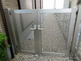 YKKAPの門扉 シンプレオ門扉2型 縦格子 両開き親子 門柱使用 施工例