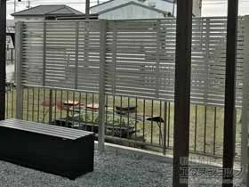 YKKAPのフェンス・柵 シンプレオフェンス3型 横太格子 上段のみ設置 自立建て用 施工例