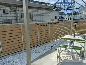YKKAPのフェンス・柵 ルシアスフェンスF04型 横板 木目カラー 自由柱施工 施工例