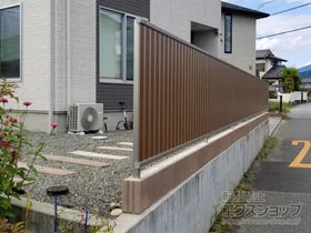 YKKAPのフェンス・柵 ルシアスフェンスF01型 たて目隠し 木調カラー　自由柱施工 施工例