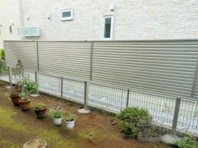 YKKAPのフェンス・柵 ミエーネ目隠しルーバーフェンス 上段のみ設置 自立建て用 施工例