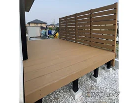 YKKAPのフェンス・柵 リウッドトレリス3型＜横スリット＞間仕切柱 施工例