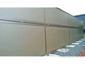 LIXIL(リクシル)のフェンス・柵 防音フェンス すやや R1型 遮音パネル 2段 自在柱(控え柱なしタイプ) 施工例