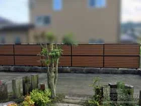 YKKAPのフェンス・柵 ルシアスフェンスF02型 横目隠し 木調カラー 2段支柱 ブロック建て用 施工例