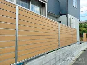 YKKAPのフェンス・柵 ルシアスフェンスF02型 横目隠し 木調カラー 自由柱施工 施工例