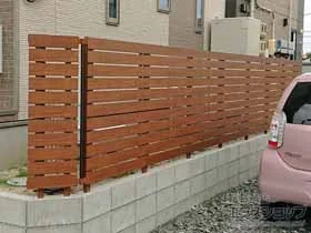 YKKAPのフェンス・柵 ルシアスフェンスH02型 横板格子 木調カラー 自由柱施工 施工例