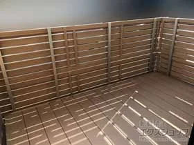 YKKAPのフェンス・柵 ルシアスフェンスH02型 横板格子 木調カラー 2段支柱 ブロック建て用 施工例
