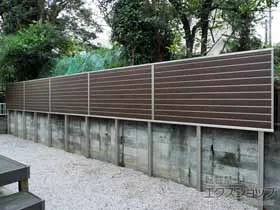YKKAPのフェンス ルシアスフェンスF02型 横目隠し 木調カラー 上段のみ設置 自立建て用 施工例