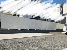 YKKAPのフェンス シンプレオフェンス13型 ルーバー・自由柱施工 施工例