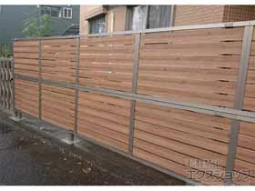 LIXIL(リクシル)のフェンス・柵 フェンスAB YS3型 横スリット3 アルミ多段柱使用 木調カラー 施工例