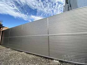 YKKAPのフェンス・柵 シンプレオフェンス5型 横目隠し 2段支柱 自立建て用 施工例