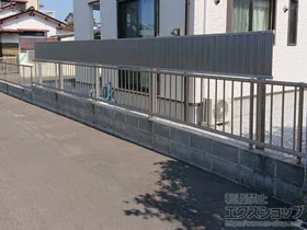 YKKAPのフェンス・柵 シンプレオフェンス6型 たて目隠し 上段のみ設置 自立建て用 施工例