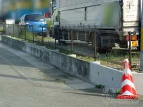 LIXIL(リクシル)のフェンス・柵 ハイグリッドフェンスN1型 間仕切柱施工 施工例