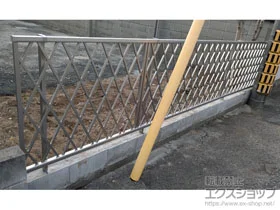 YKKAPのフェンス・柵 シンプレオフェンス12型 ラチス粗格子・自由柱施工 施工例