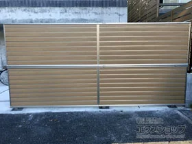 YKKAPのフェンス・柵 ルシアスフェンスF02型 横目隠し 木調カラー 2段支柱 自立建て用*パネル2段 施工例