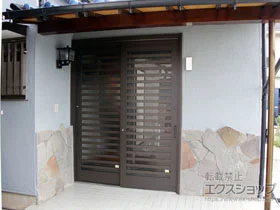 LIXIL リクシル(トステム)の玄関ドア リシェント玄関引戸 SG仕様 2枚建戸 ランマ無 53型（横太格子） 施工例