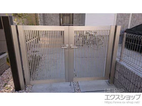 YKKAPの門扉 シンプレオ門扉2型 縦格子 両開き 門柱使用 施工例