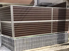 YKKAPのフェンス・柵 ルシアスフェンスF02型 横目隠し 木調カラー 2段支柱 ブロック建て用（パネル2段） 施工例