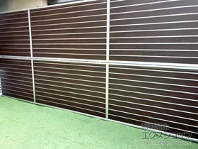YKKAPのフェンス・柵 ルシアスフェンスF02型 横目隠し 木調カラー 2段支柱 ブロック建て用（パネル2段） 施工例