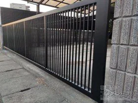 三協アルミのカーゲート 【特注】ラビーネ2型 ワイド 手動式 施工例