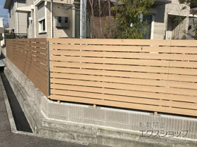 YKKAPのフェンス ルシアスフェンスH02型 横板格子 木調カラー　自由柱施工 施工例