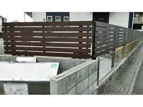 YKKAPのフェンス ルシアスフェンスH02型 横板格子 木調カラー 2段支柱施工 施工例