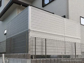 YKKAPのフェンス・柵 シンプレオフェンス13型 目隠しルーバー 3段支柱 自立建て用 施工例