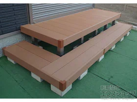 YKKAPのウッドデッキ リウッドデッキ 200＋段床セット L字段床（正面・片側面タイプ）1段 施工例