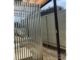 YKKAPのフェンス リレーリア フェンス2N型 たて格子 間仕切り柱施工 施工例