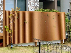 YKKAPのフェンス ルシアス スクリーンフェンスS02型 木調色 自由柱施工 施工例