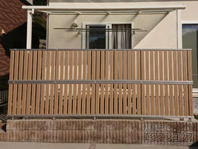 YKKAPのフェンス ルシアスフェンスF03型 たて半目隠し 木調カラー 2段支柱 ブロック建て用 施工例