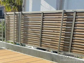 LIXIL(リクシル)のフェンス・柵 フェンスAB YS3型 横スリット3 木調カラー フリーポールタイプ 施工例
