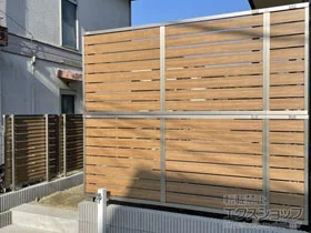 LIXIL(リクシル)のフェンス・柵 フェンスAB YS3型 横スリット3 木調カラー　多段柱 施工例