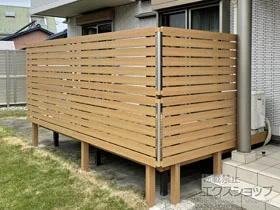 LIXIL リクシル(トステム)のフェンス・柵 ルシアスフェンスH02型 横板格子 木調カラー 2段支柱 自立建て用（パネル2段） 施工例