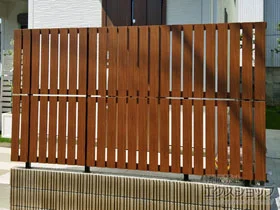 YKKAPのフェンス・柵 ルシアスフェンスH01型 たて板格子 木調カラー 2段支柱 ブロック建て用 施工例