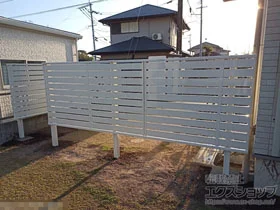YKKAPのフェンス・柵 シンプレオフェンスSY1型 横半目隠し 上段のみ設置 自立建て用 施工例