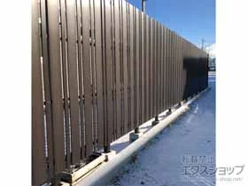 FandFのフェンス・柵 タテイタスタイル 120＋45サイズ（隙間20mm）高尺タイプ 施工例