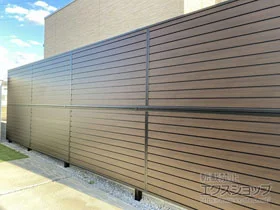 YKKAPのフェンス ルシアスフェンスF02型 横目隠し 木調カラー 多段支柱 自立建て用 施工例